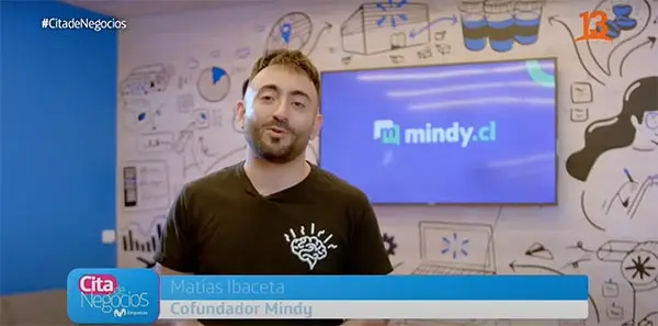 Matías Ibaceta, cofundador de Mindy, entrevistado en Cita de Negocios frente a una pantalla con el logo de mindy.cl