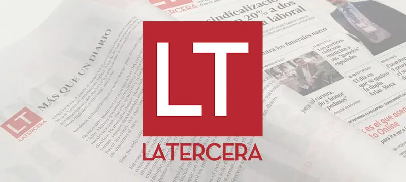 Logo de La Tercera sobre las páginas del diario impreso